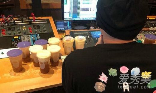 惊呆!周杰伦开始录歌了 这究竟是什么梗