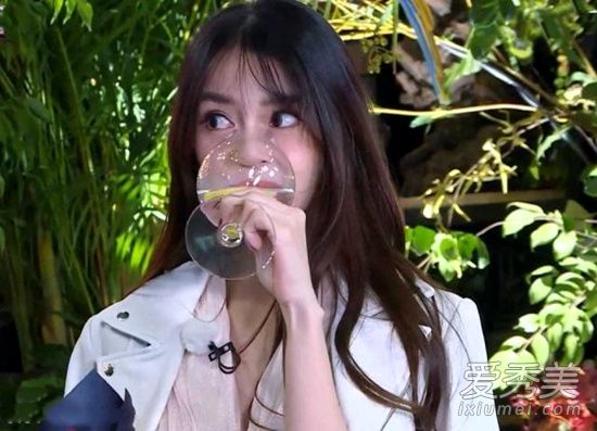 Angelababy眼睛是怎么回事 这到底是个什么梗?