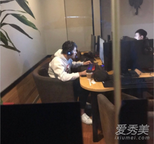 秦俊杰网吧打游戏 这到底是个什么梗?