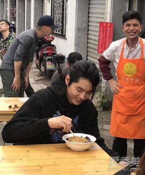 吴亦凡回复杨超越 这到底是个什么梗?