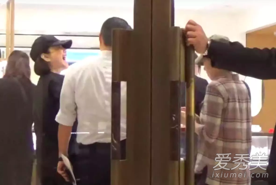 林青霞亲吻型男 这到底是个什么梗?