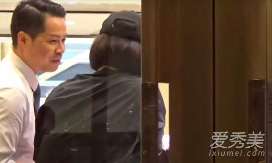 林青霞亲吻型男 这到底是个什么梗?