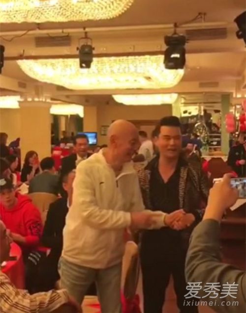 葛优低调出席酒宴什么情况 这到底是怎么回事?