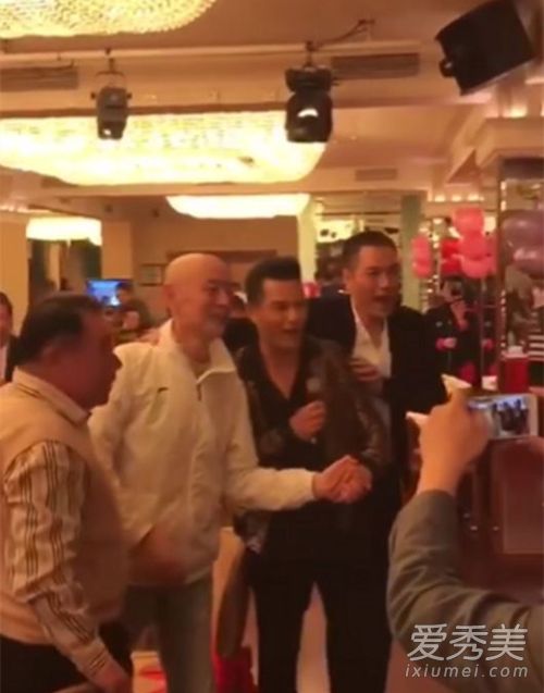 葛优低调出席酒宴什么情况 这到底是怎么回事?