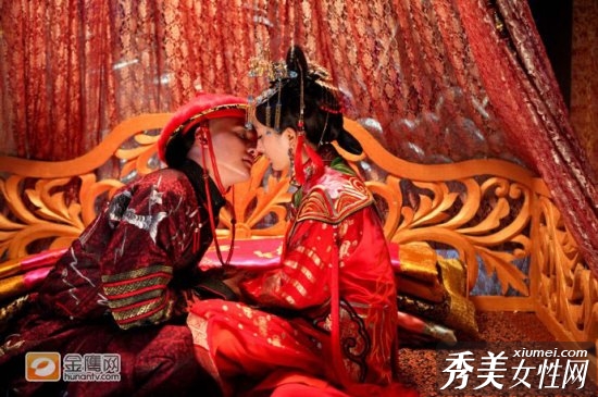 《宫锁心玉》杨幂冯绍峰新婚吻照曝光