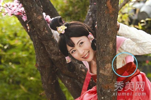 衣服当众崩开泄春光的10大女星