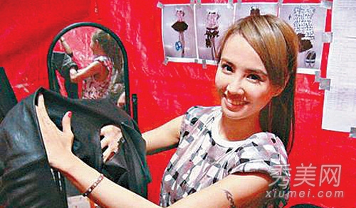 衣服当众崩开泄春光的10大女星