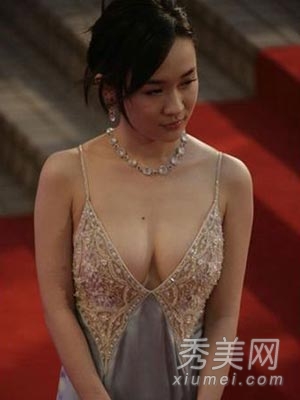 昔日清纯女星纷纷露奶抢镜 不甘示弱