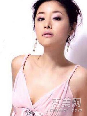 昔日清纯女星纷纷露奶抢镜 不甘示弱