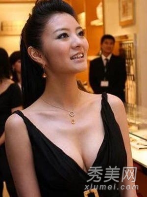 昔日清纯女星纷纷露奶抢镜 不甘示弱
