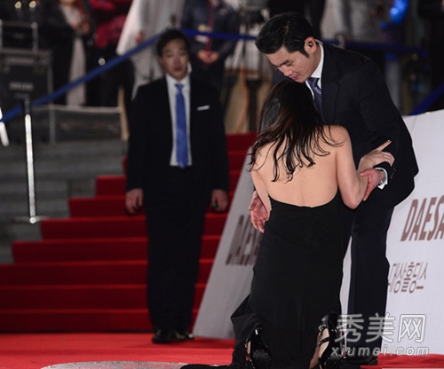 青龙奖红毯女星斗身材 河娜京秀美胸摔倒