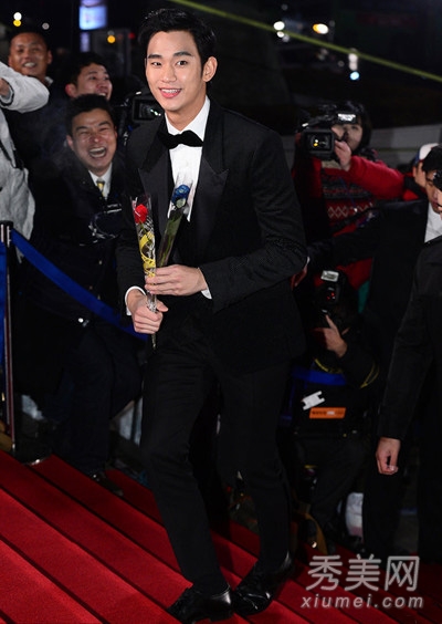 青龙奖红毯女星斗身材 河娜京秀美胸摔倒