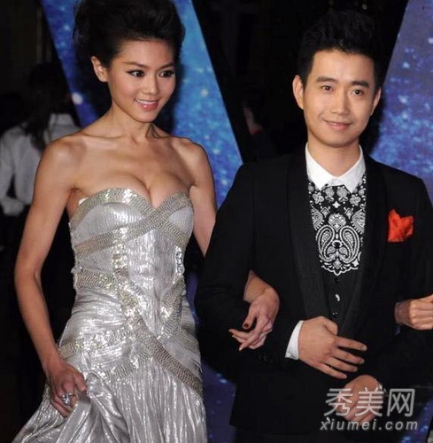 周秀娜挤胸露乳 红毯尴尬走光