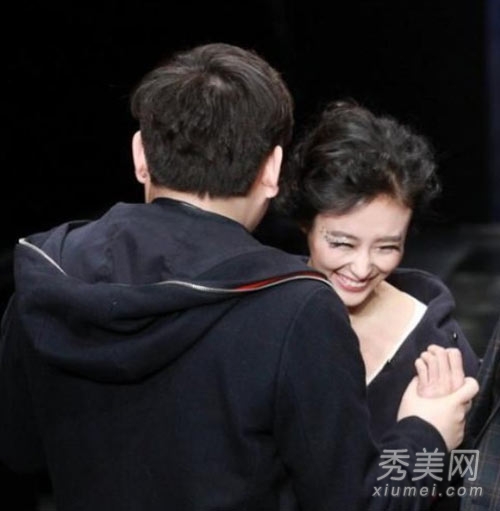 兽兽走秀被摸胸揉乳 盘点女星被揩油瞬间