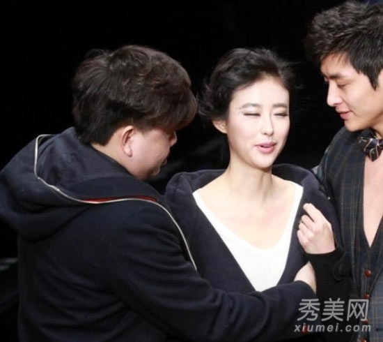 兽兽走秀被摸胸揉乳 盘点女星被揩油瞬间