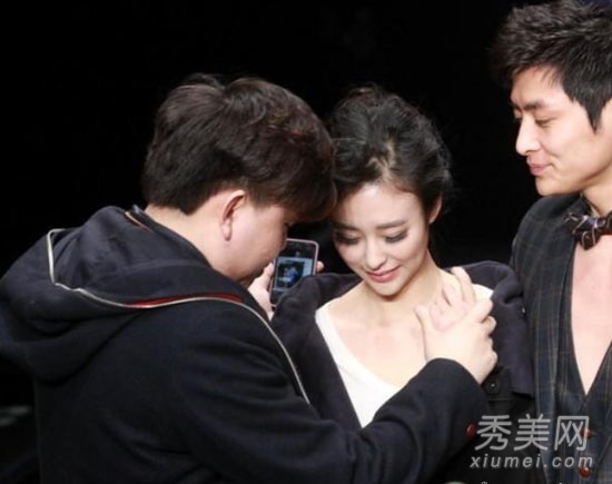 兽兽走秀被摸胸揉乳 盘点女星被揩油瞬间