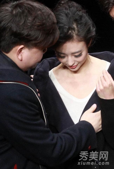 兽兽走秀被摸胸揉乳 盘点女星被揩油瞬间