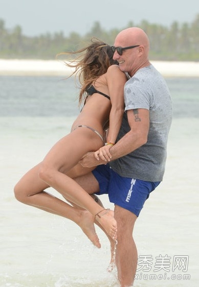 兽兽走秀被摸胸揉乳 盘点女星被揩油瞬间