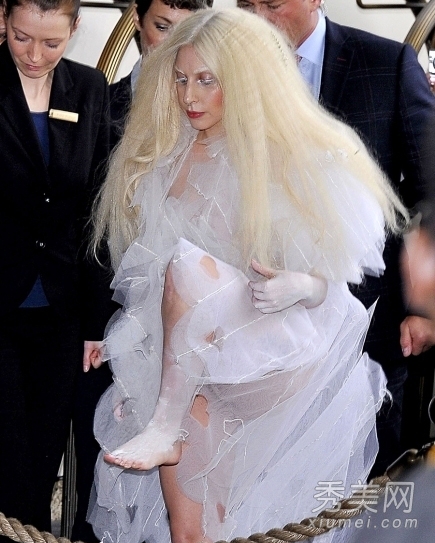 Lady Gaga穿白纱透视裙走光
