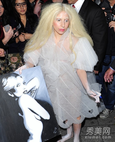 Lady Gaga穿白纱透视裙走光