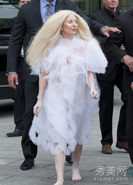 Lady Gaga穿白纱透视裙走光