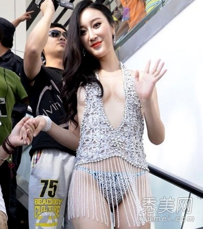 湿露露吴稀儿大尺度着装盘点 深V走光不含糊