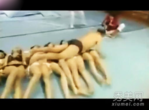 日本变态综艺 男子赤身撕美女衣服露点