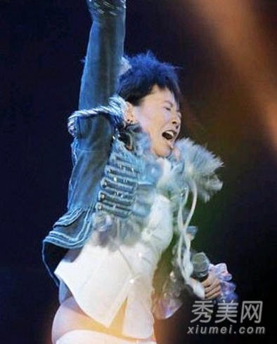 衣服当众崩开泄春光的10大女星