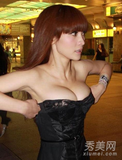 女星美乳大作战 弯腰挤奶胸器逼人