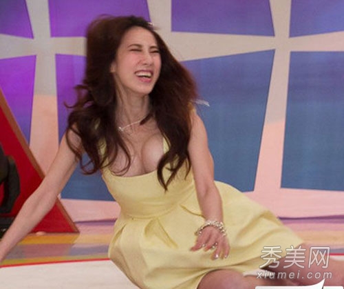 女星美乳大作战 弯腰挤奶胸器逼人