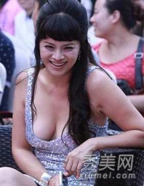 震惊小伙伴 女星八字奶下垂到肚子
