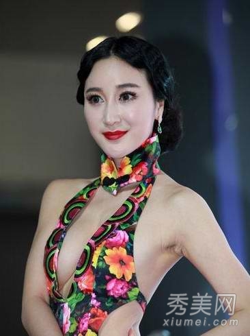 震惊小伙伴 女星八字奶下垂到肚子