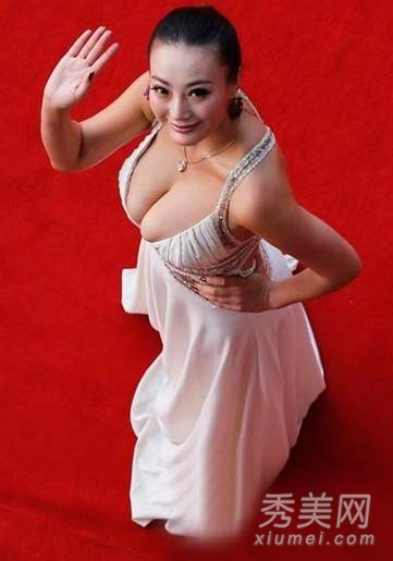 震惊小伙伴 女星八字奶下垂到肚子