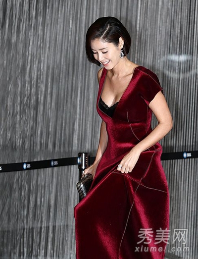 15大女星爱内衣外穿 走光露点不在乎