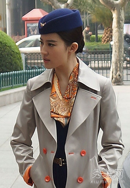 刘亦菲大玩制服诱惑 空姐造型性感迷人