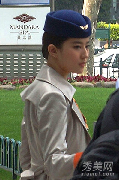 刘亦菲大玩制服诱惑 空姐造型性感迷人