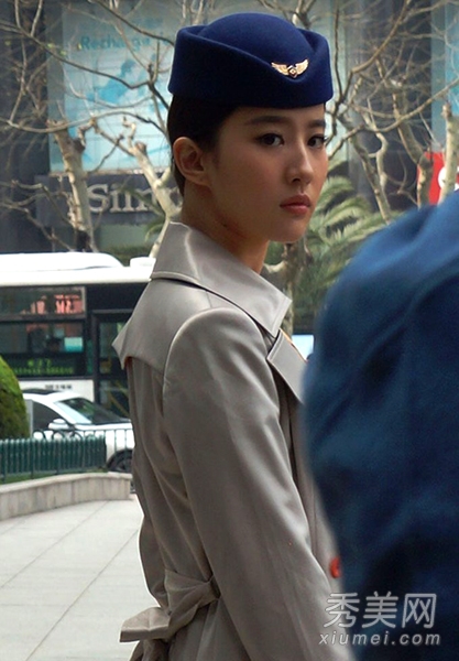 刘亦菲大玩制服诱惑 空姐造型性感迷人