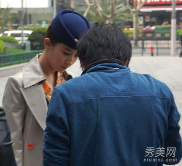 刘亦菲大玩制服诱惑 空姐造型性感迷人