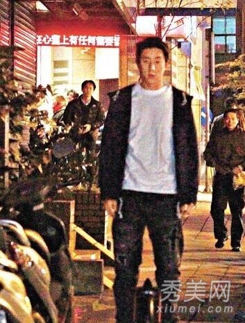 揭秘明星监狱生活:房祖名读书张默剥大蒜