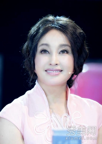 揭秘明星监狱生活:房祖名读书张默剥大蒜