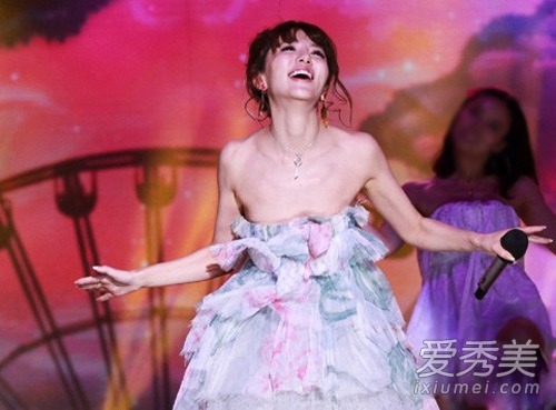 花花公子女郎礼服下滑泄春光 国内外女星走光图集