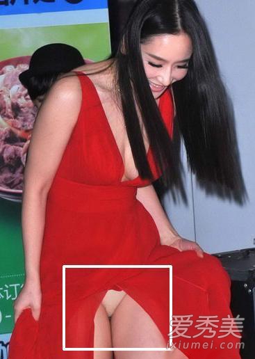 秀腿利器 女星穿高衩裙秀性感不慎走光