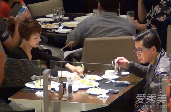 三级片女星叶子楣现状 与男友餐厅享美食