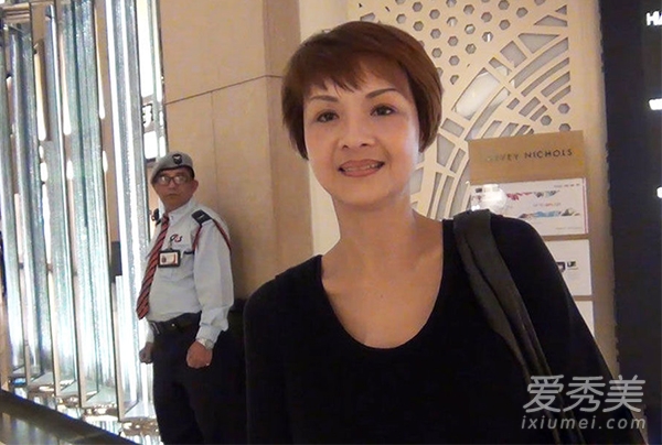 三级片女星叶子楣现状 与男友餐厅享美食