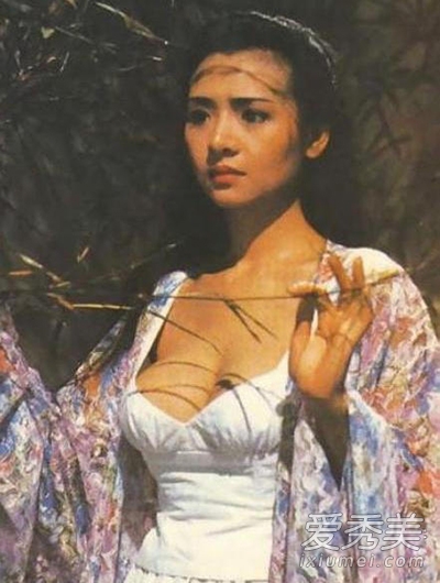 三级片女星叶子楣现状 与男友餐厅享美食