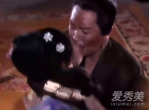 唐国强早期热情戏曝光 扑倒强吻尺度惊人