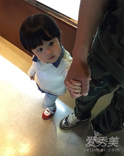 陆毅鲍蕾二胎女儿曝光 是贝儿的翻版