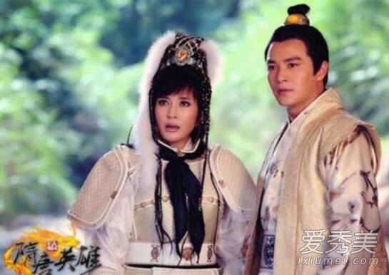 赵薇刘晓庆亲密合影 60岁刘晓庆素颜老态照不忍直视_刘晓庆素颜照吓死人