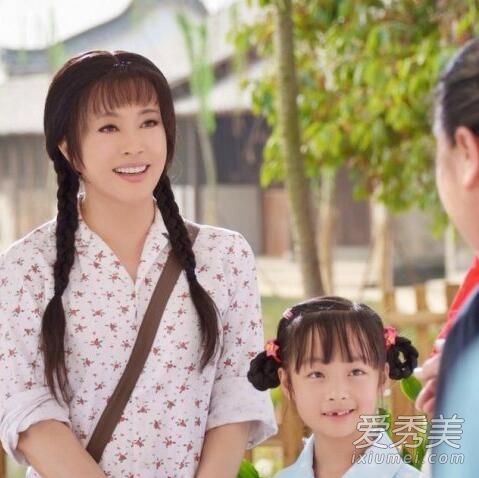 赵薇刘晓庆亲密合影 60岁刘晓庆素颜老态照不忍直视_刘晓庆素颜照吓死人