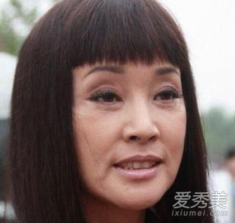 赵薇刘晓庆亲密合影 60岁刘晓庆素颜老态照不忍直视_刘晓庆素颜照吓死人